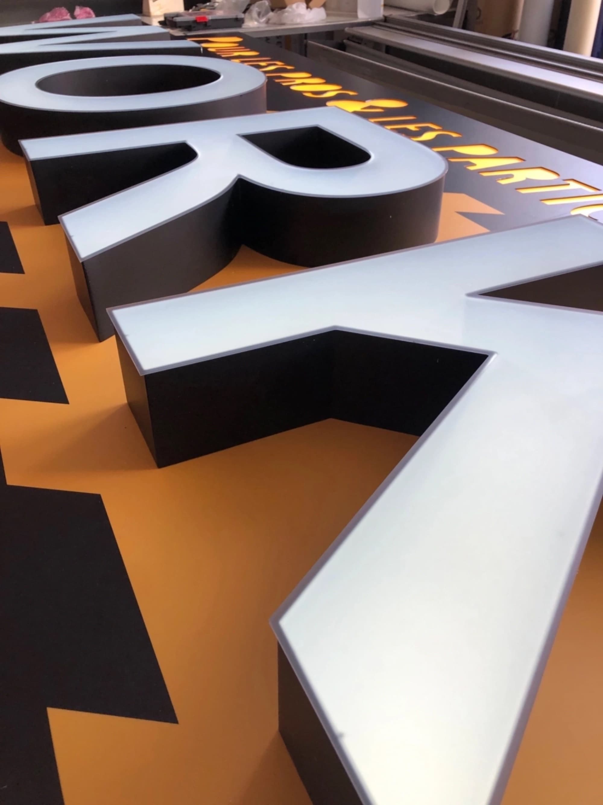 Enseignes lumineuses — Réalisation 1